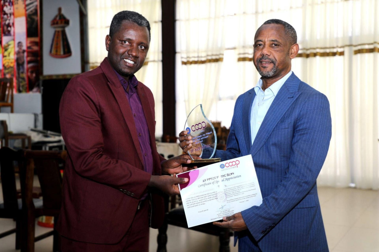 ኮሚሽኑ ድጋፍ ላደረጉ የኅብረት ሥራ ማኅበራት በዛሬው ዕለት እውቅና  አበረከቱ ተደራሽ ሚዲያና ኮምኒኬሽን